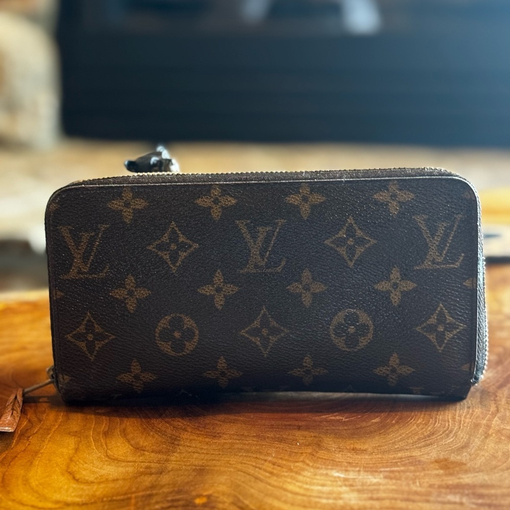 Louis Vuitton monogram full zip Preloved wallet & unbranded, charm, and chain - Picture 4 of 15